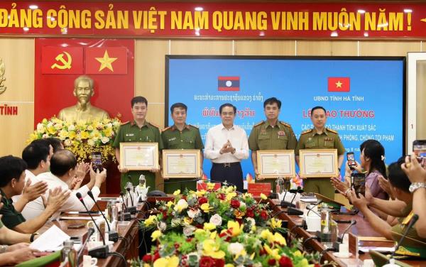 Hà Tĩnh trao thưởng các lực lượng có thành tích xuất sắc