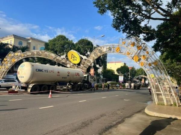 Xe bồn tông sập cổng chào