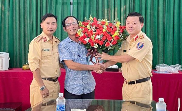 Được cứu sống, người đi đường gửi thư cảm ơn Cảnh sát giao thông