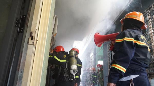 Công an TP Đà Nẵng huy động nhiều đơn vị tham gia chữa cháy tại căn nhà trong kiệt
