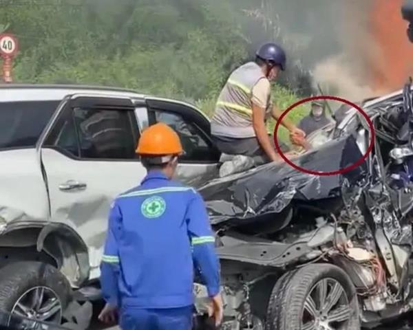 Nhóm người hùng cứu tài xế kẹt trong ô tô bị biến dạng trước khi lửa lan đến