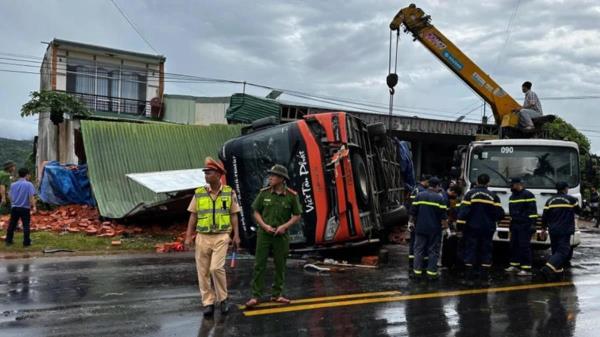 Lật xe khách trên đường Hồ Chí Minh làm 4 người tử vong