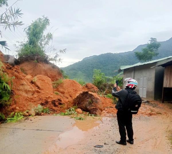 Mưa lớn gây sạt lở nhiều khu vực ở Nam Trà My (Quảng Nam)