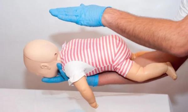 Bé 2 tuổi ngậm kẹo dẻo bị hóc tử vong