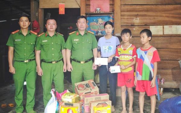 Công an Đắk Nông trao tặng quà hỗ trợ 3 chị em mồ côi cả cha lẫn mẹ ở xã Quảng Sơn
