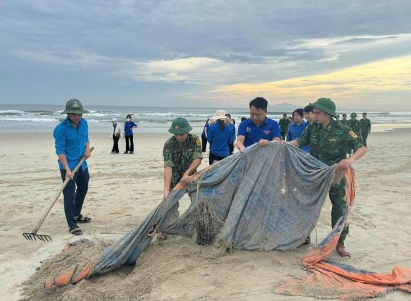Đà Nẵng đồng loạt ra quân tho gom rác, xử lý các điểm nghẽn thoát nước