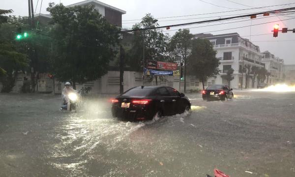 Nghệ An: Mưa lớn, nhiều tuyến đường tại TP Vinh bị ngập