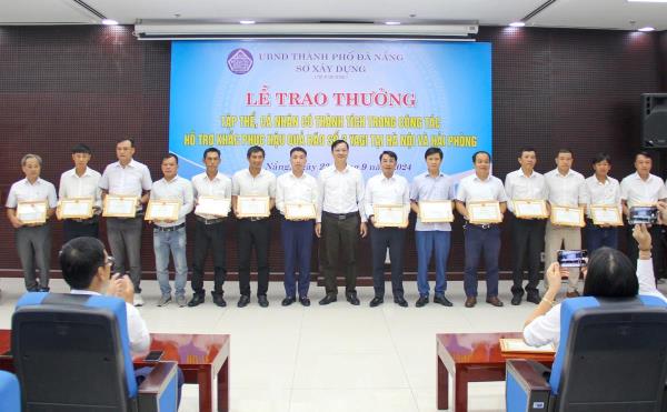 Khen thưởng các tập thể, cá nhân tích cực tham gia hỗ trợ khắc phục hậu quả bão số 3 tại Hà Nội và Hải Phòng