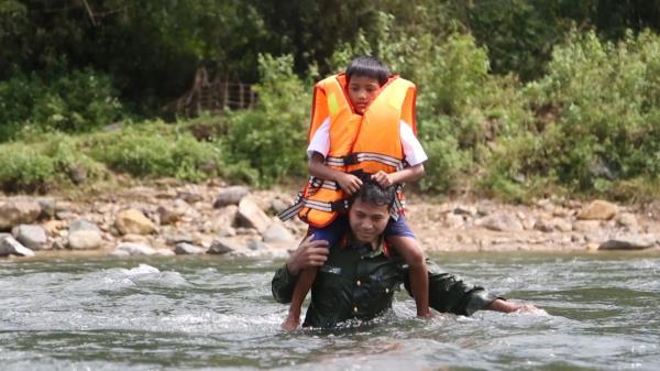 Kỳ 2: Cõng chữ vượt sông, ngược ngàn