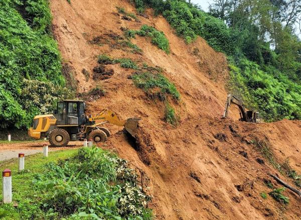 Gian nan đường lên vùng biên giới Quảng Nam vào mùa mưa bão