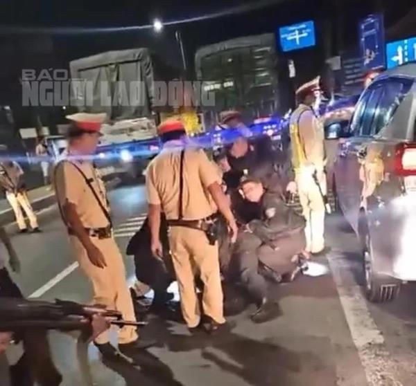 CLIP: Nổ nhiều phát súng bắt kẻ cướp taxi ở Cần Thơ chạy về Tiền Giang