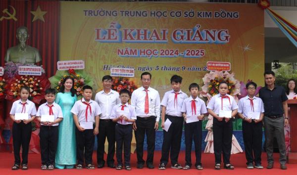 Tặng quà cho học sinh khó khăn tại Lễ khai giảng năm học mới