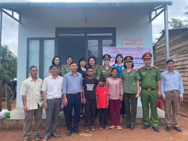 Niềm vui của trẻ mồ côi trước ngày khai giảng năm học mới