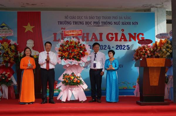 Chủ tịch HĐND thành phố Đà Nẵng Ngô Xuân Thắng dự khai giảng năm học mới tại Trường THPT Ngũ Hành Sơn