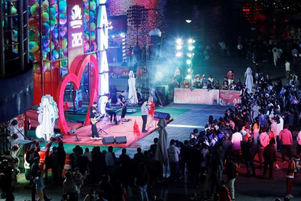 Người dân, du khách hứng khởi chào năm mới 2025