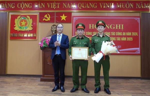 Công an TP Đà Nẵng nhận Bằng khen của Thống đốc Ngân hàng Nhà nước do có thành tích phá đường dây tín dụng đen 9000 tỷ đồng