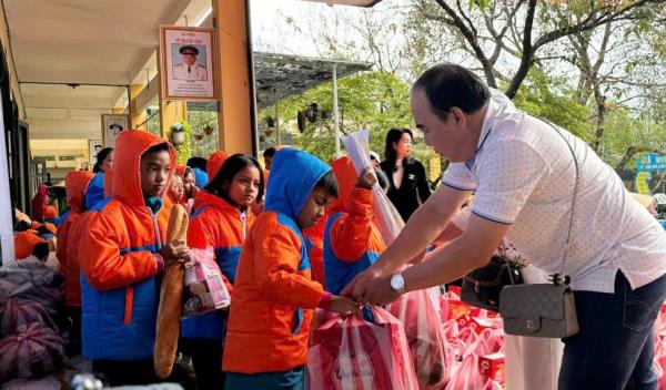 Tặng áo ấm, quà tết cho học sinh đồng bào dân tộc thiểu số