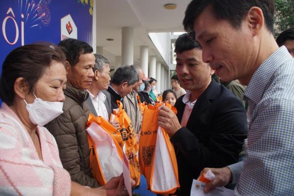 Doanh nhân trẻ Đà Nẵng trao 700 phần quà Tết cho các gia đình khó khăn