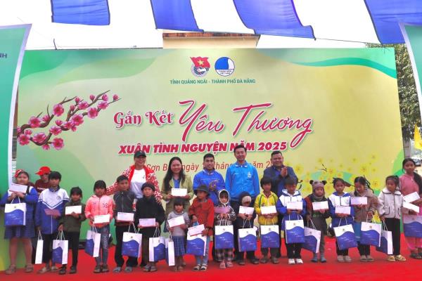 Gắn kết, mang xuân yêu thương đến vùng cao Sơn Tây