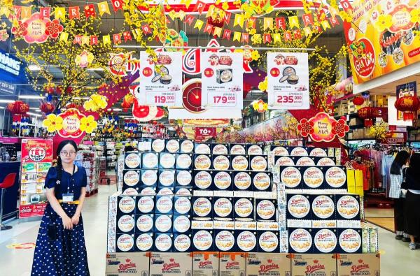 Hàng hóa dồi dào phục vụ người dân mua sắm Tết