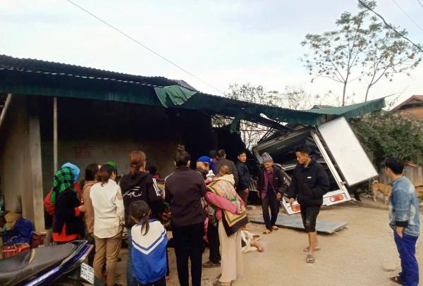 Xe tải mất lái lao vào quầy tạp hóa khiến 6 người tử vong