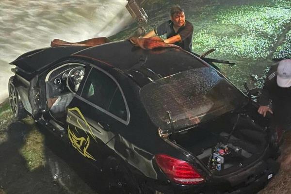 Xe Mercedes chở 5 người lao xuống biển Nha Trang