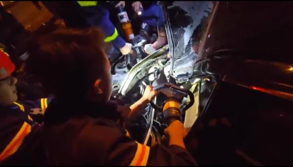 Kịp thời cứu tài xế gặp nạn, mắc kẹt trong ô-tô