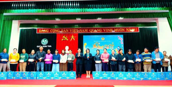 Trao 220 suất quà Tết cho các hộ nghèo quận Sơn Trà