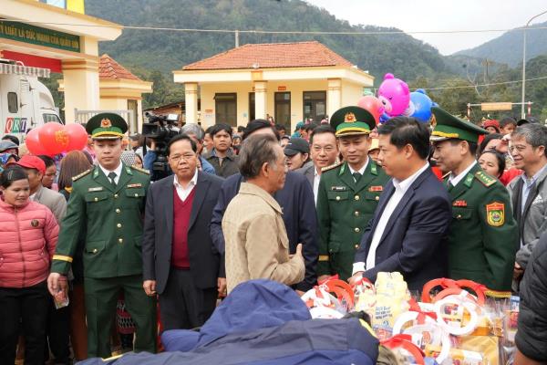 Sôi nổi Chương trình Xuân Biên phòng - Ấm lòng dân bản