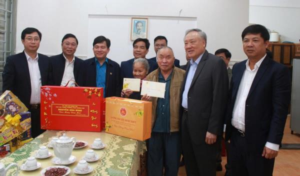 Phó Thủ tướng Thường trực Nguyễn Hòa Bình thăm, tặng quà gia đình sách, người nghèo tại Quảng Nam