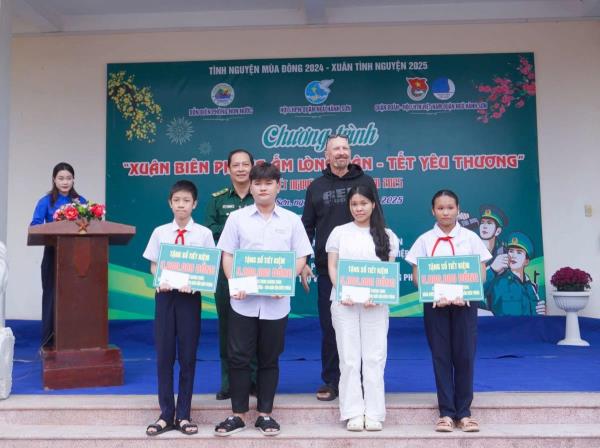 Trao sổ tiết kiệm, quà Tết cho học sinh có hoàn cảnh khó khăn