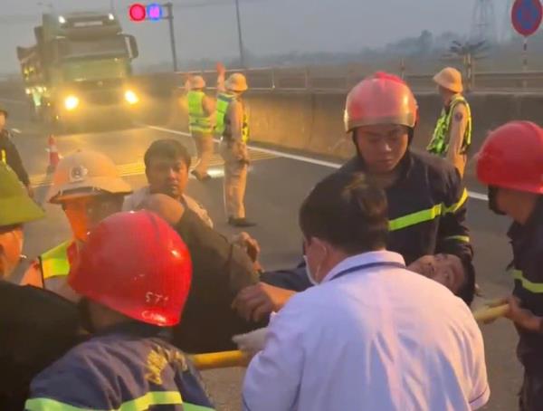 Cứu tài xế kẹt ca-bin xe sau tai nạn