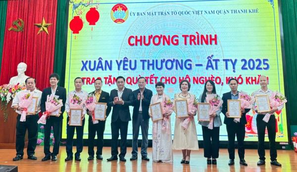 Hơn 1,3 tỷ đồng quà Tết trao cho hộ nghèo, hộ khó khăn trên địa bàn quận Thanh Khê