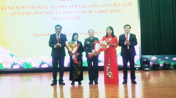 Quận ủy Thanh Khê kỷ niệm 95 năm Ngày thành lập Đảng Cộng sản Việt Nam và trao Huy hiệu Đảng đợt 3-2-2025