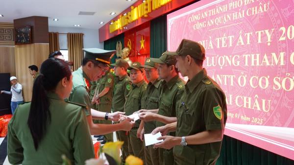Công an Quận Hải Châu trao quà Tết, tri ân lực lượng an ninh cơ sở