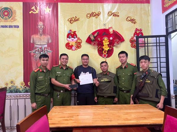 Tìm lại được điện thoại bị quên trên xe ô tô, du khách nước ngoài xúc động trước sự hỗ trợ nhiệt tình của Công an Đà Nẵng