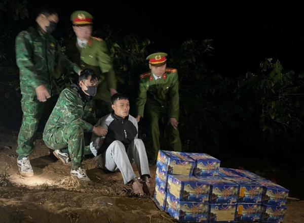 Bắt quả tang nam thanh niên vác bao tải đầy pháo lậu qua biên giới lúc rạng sáng