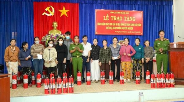 Ủng hộ 1 ngày lương để tặng bình chữa cháy cho các hộ nghèo, nhân dịp tết Nguyên đán Ất Tỵ năm 2025