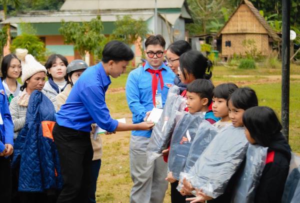 Trường đại học mang Tết ấm đến học sinh các tỉnh miền Trung - Tây Nguyên