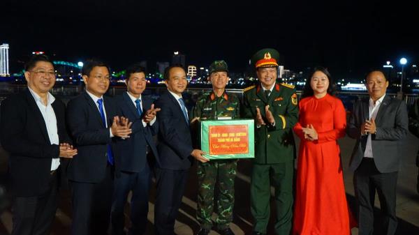 Phó Bí thư Thường trực Thành ủy Đà Nẵng Nguyễn Đình Vĩnh chúc Tết các đơn vị làm nhiệm vụ trong đêm giao thừa