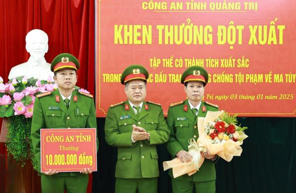 Quảng Trị: Giải quyết vụ TNGT, phát hiện 10 bánh heroin và 15kg nghi ma túy đá trên xe khách gặp nạn