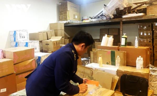 Tạm giữ gần 3.300 sản phẩm mỹ phẩm nhập lậu và giả mạo nhãn hiệu
