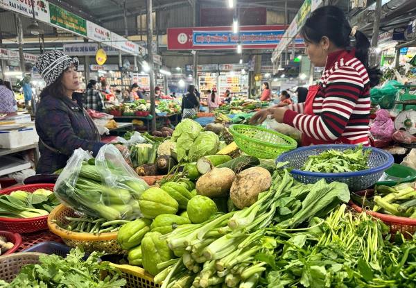 Đà Nẵng mưa lạnh kéo dài, giá rau xanh leo thang