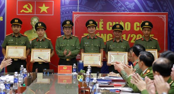 Ban Cơ yếu Chính phủ và Bộ trưởng Bộ Công an tặng Bằng khen cho các tập thể, cá nhân thuộc Công an TP Đà Nẵng