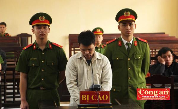 Nhớ mâu thuẫn cũ, thanh niên chém bạn nhậu tử vong