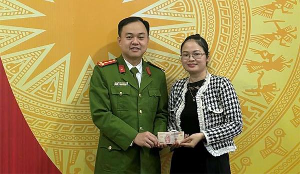 Nhận lại tiền đi lạc sau 2 năm