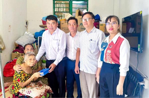 Tặng quà người cao tuổi thuộc hộ nghèo, cận nghèo