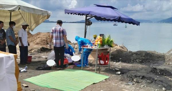 Xe tải trôi lùi xuống biển tại Cảng Tiên Sa, một tài xế tử vong