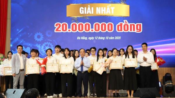 Sinh viên Đại học Đà Nẵng nhận Giải thưởng Nghiên cứu khoa học năm học 2024-2025