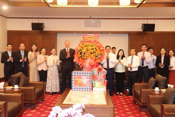 Thường trực Hội đồng nhân dân thành phố thăm, chúc mừng ngày Doanh nhân Việt Nam